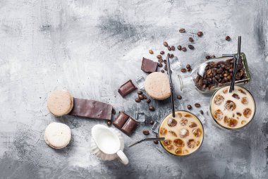 Portakal ve Noel süslemeleri ile sıcak mulled şarap içecek