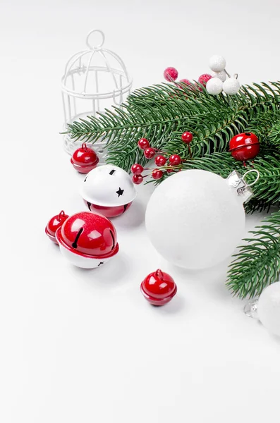 Fondo de Navidad con abeto, bolas rojas y blancas, campanas y —  Fotos de Stock