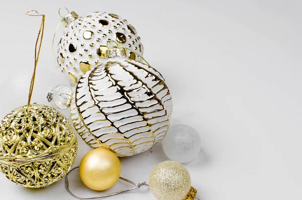 Élégant fond de Noël avec des boules de soirée or et blanc — Photo