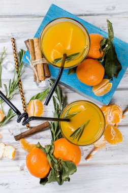 kokteyl mandalina, suyu ve buz ile