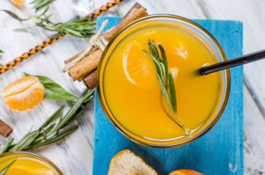 kokteyl mandalina, suyu ve buz ile