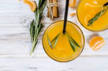 kokteyl mandalina, suyu ve buz ile