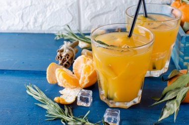 kokteyl mandalina, suyu ve buz ile