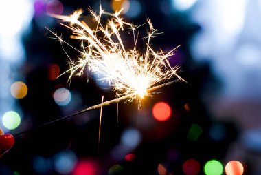 Bengal ışıkları karanlık bir arka plan üzerine yazma 