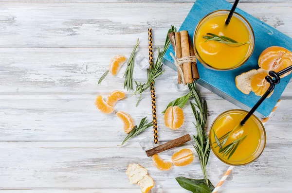 Cocktail with tangerines, juice and ice — Stock Photo, Image