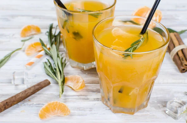 kokteyl mandalina, suyu ve buz ile