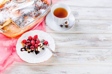 Süzme peynir güveç. Pasta peynir ve çay ile