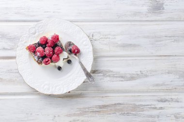 Berryes ile bölümü süzme peynir güveç