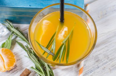 kokteyl mandalina, suyu ve buz ile