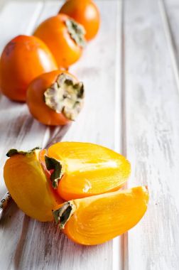 Olgun turuncu hurma eski ahşap masa