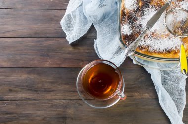 Süzme peynir güveç. Pasta peynir ve çay ile