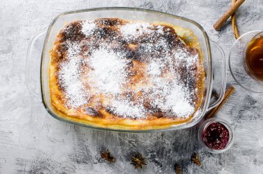 Süzme peynir güveç. Pasta peynir ve çay ile