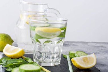 Detoks taze organik salatalık ile cam, limon ve nane su 