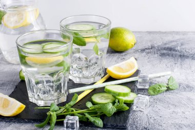 Detoks taze organik salatalık ile iki bardak, limon ve nane wa