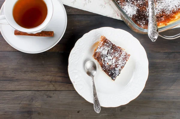 Cazuela de requesón. Tarta con queso y taza de té — Foto de Stock