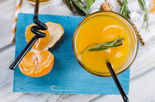 Cocktail with tangerines, juice and ice — Stock Photo, Image