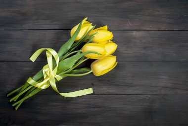 buket sarı şerit üzerinde ahşap bir backgr ile Sarı laleler