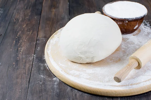 Ball dough , flour in a ceramik bowl — Stock Photo, Image