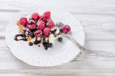 Berryes ile bölümü süzme peynir güveç