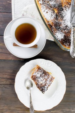 Süzme peynir güveç. Pasta peynir ve çay ile