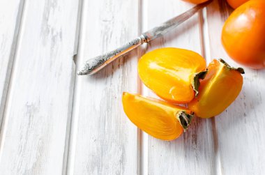 Olgun turuncu hurma eski ahşap masa