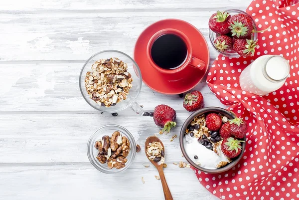 Kahvaltı granola, çilek ve bir fincan kahve