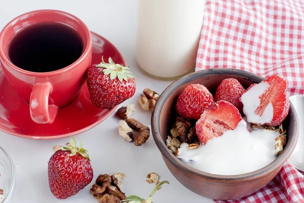 Frühstück Müsli, Erdbeere und eine Tasse Kaffee — Stockfoto