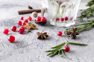 kokteyl kızılcık, biberiye ve buz ile