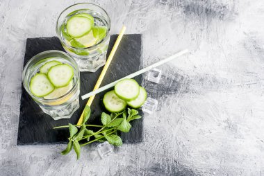 Detoks taze organik salatalık ile iki bardak, limon ve nane wa