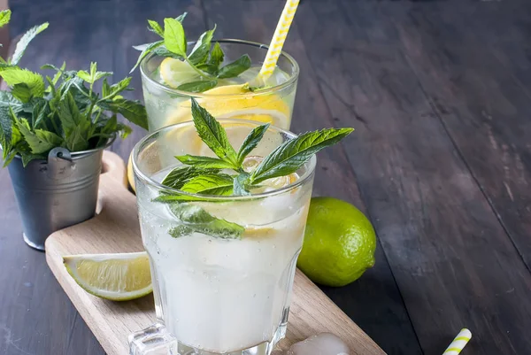 Limonada en vaso con hielo y menta —  Fotos de Stock