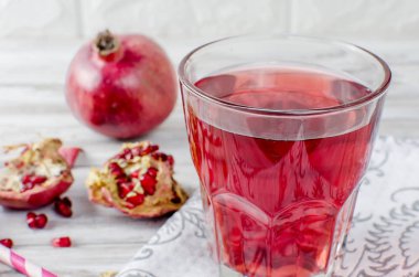 Nar suyu cam ve nar Beyaz ahşap bac üzerinde