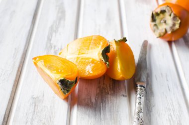 Olgun turuncu hurma eski ahşap masa