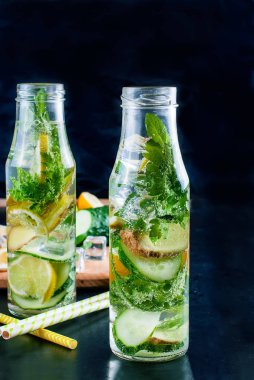 Detoks taze organik salatalık şişeyle, limon ve nane su 