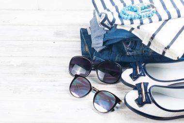 Kadınsı düz yatıyordu kümesi deniz tarzda giydirin