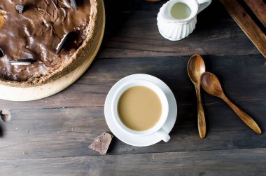 Çikolatalı cheesecake ve kahve