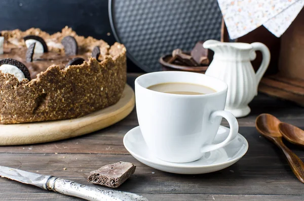 Pastel de queso de chocolate y taza de café — Foto de Stock
