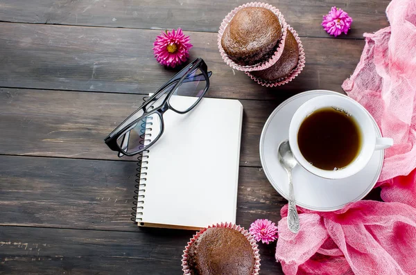 Muffins au chocolat et une tasse de café — Photo