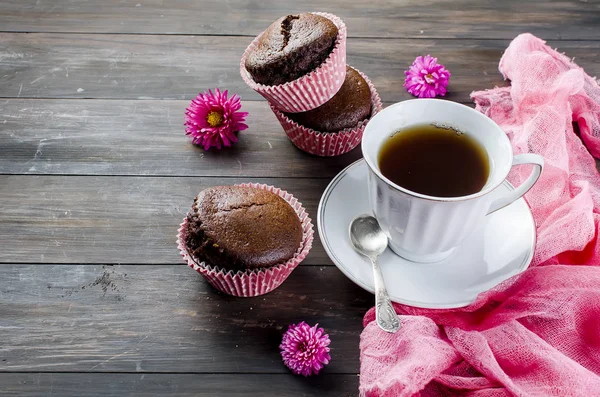 Muffins au chocolat et une tasse de café — Photo