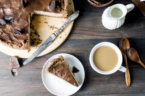 Chocolade cheesecake en kopje koffie — Stockfoto