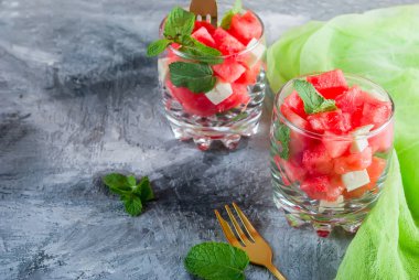 Karpuz ve suluguni nane ile salata