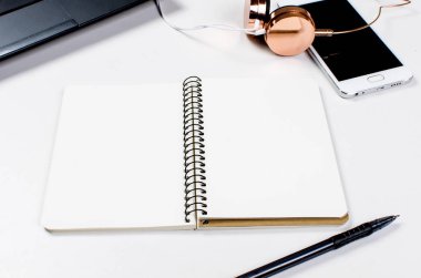 Çalışma alanı laptop, smartphone, kalem, Not Defteri ile