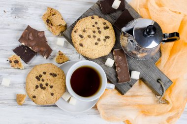 Çay, beyaz tahta masada bisküvi