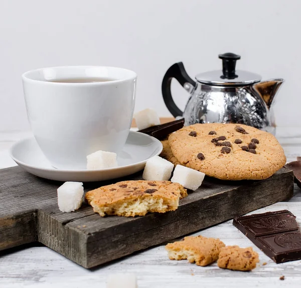 Cup of  tea, biscuits on white wooden table — Stock Photo, Image