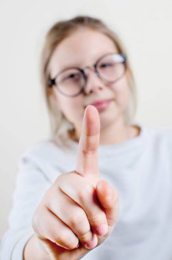 Parmağını hayali bir ekranla dokunmadan kız 