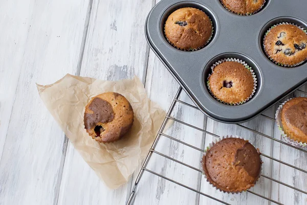 Zelfgemaakte chocolade en vanille muffins — Stockfoto