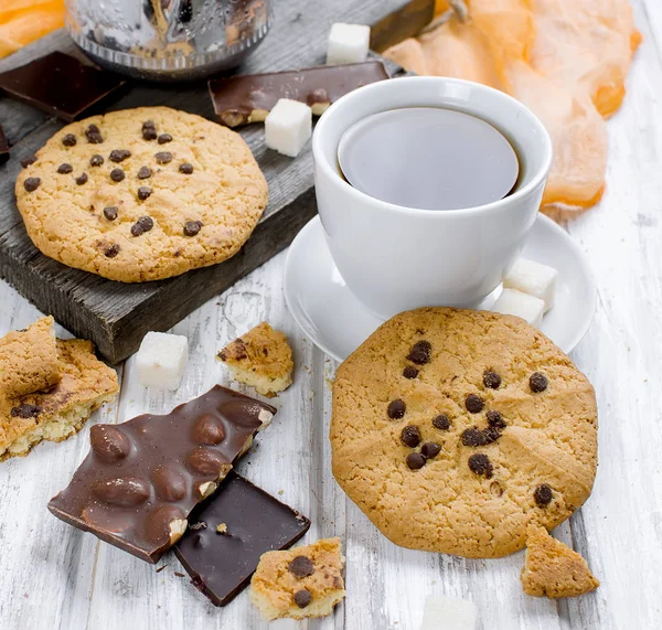 Cup of  tea, biscuits on white wooden table — Stock Photo, Image