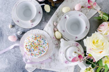 Dekoratif yumurta tatlılar yuva ve Paskalya kek