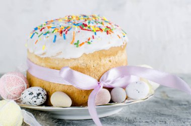 Dekoratif yumurta tatlılar yuva ve Paskalya kek