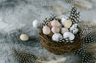 Dekoratif yumurta tatlılar yuvaya 