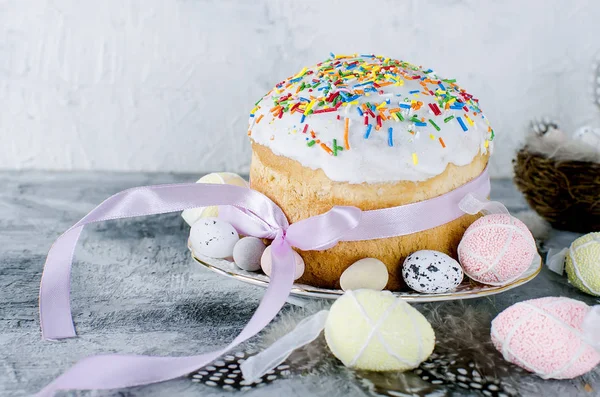 装饰鸡蛋糖果在巢和复活节蛋糕 — 图库照片